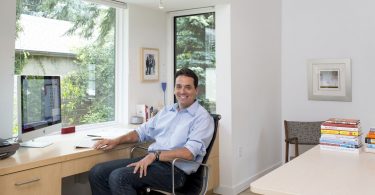 Daniel Pink in his office