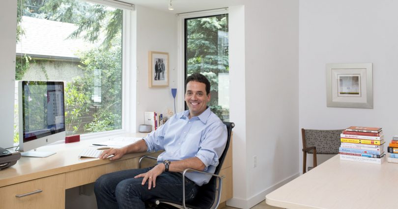 Daniel Pink in his office